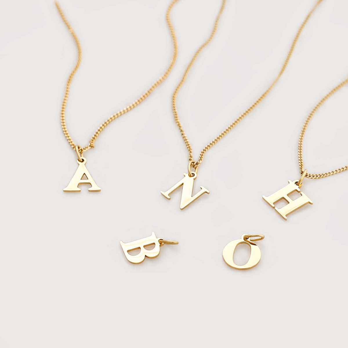 Initialen Kette in Gold mit den Buchstaben A, N und H – drei Varianten nebeneinander