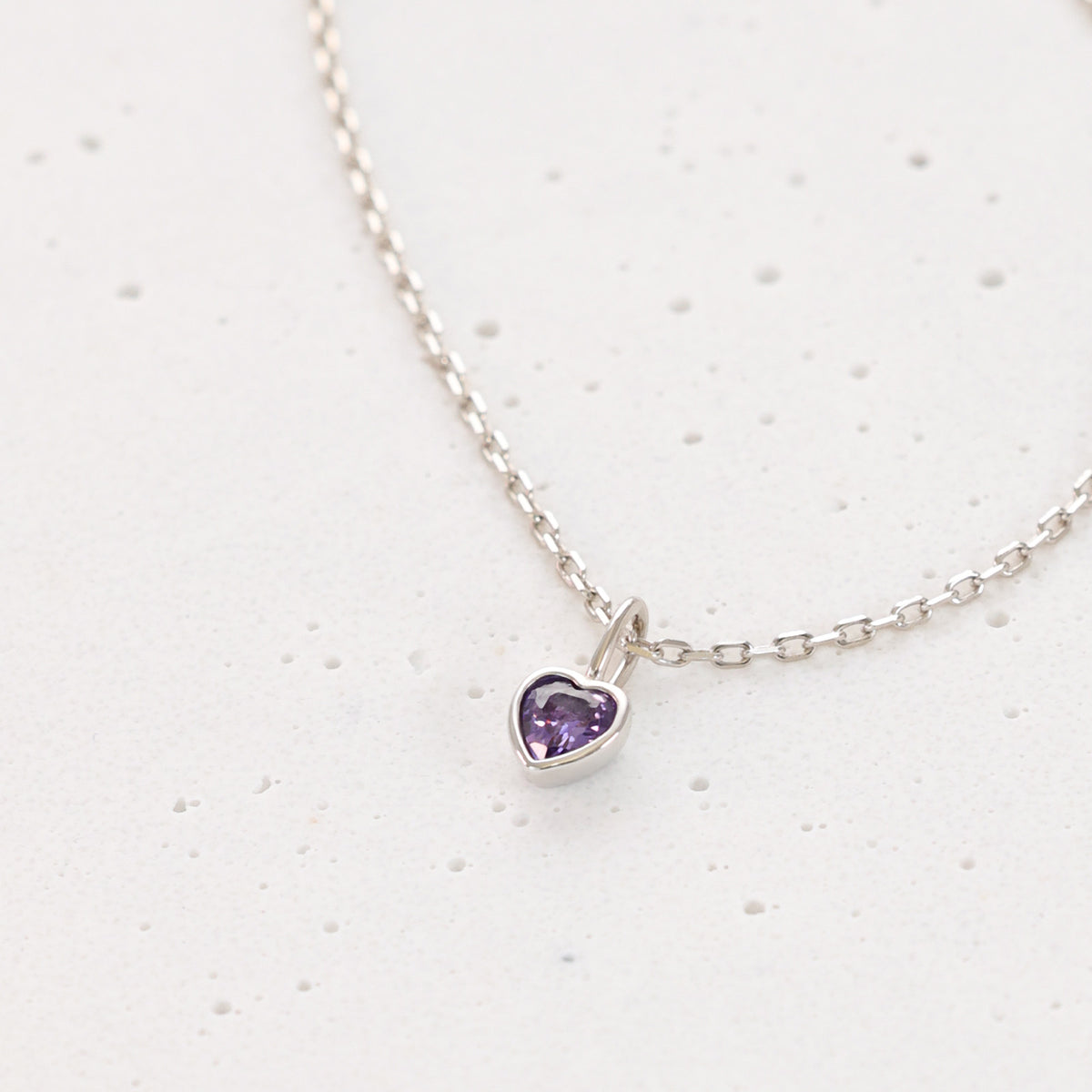 Geburtsstein-Kette in Silber mit herzförmigem lilafarbenem Zirkonia-Anhänger, Nahaufnahme