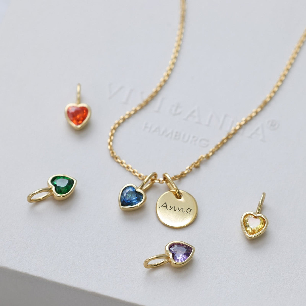 Herz-Geburtsstein Kette mit Gravur, Gold – Kette mit losen Herz-Geburtssteinen auf Markenbox