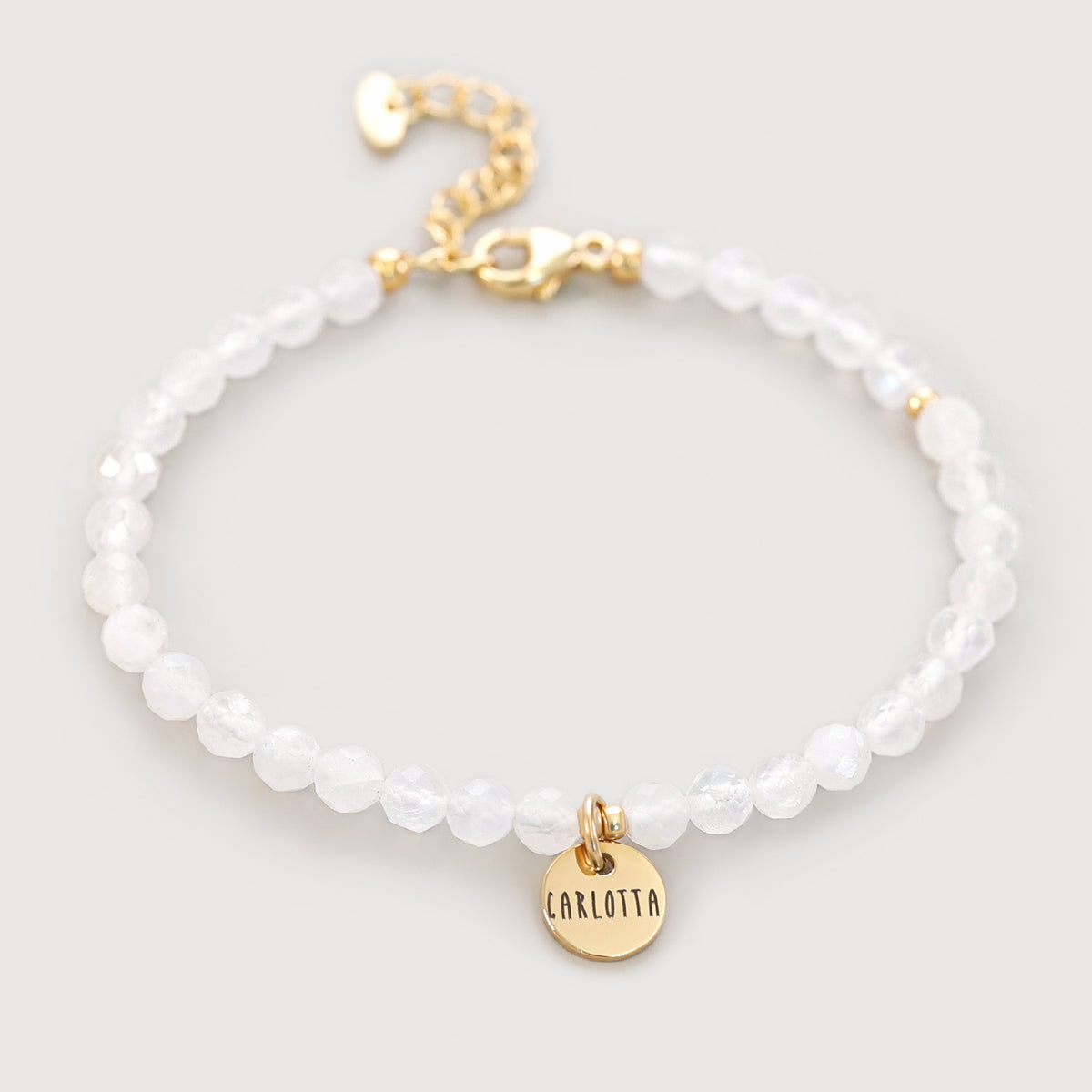 Mondstein Armband mit Wunschgravur in Gold, Gravurplättchen 'Carlotta', freigestellt
