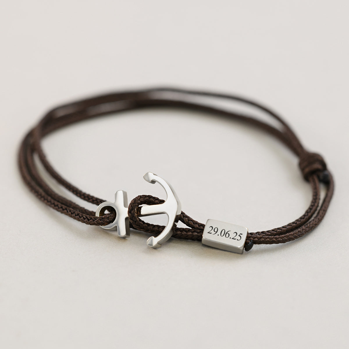 Unisex Armband mit Gravur & Ankerhaken in Braun – silberner Anker mit Datumsgravur 29.06.25