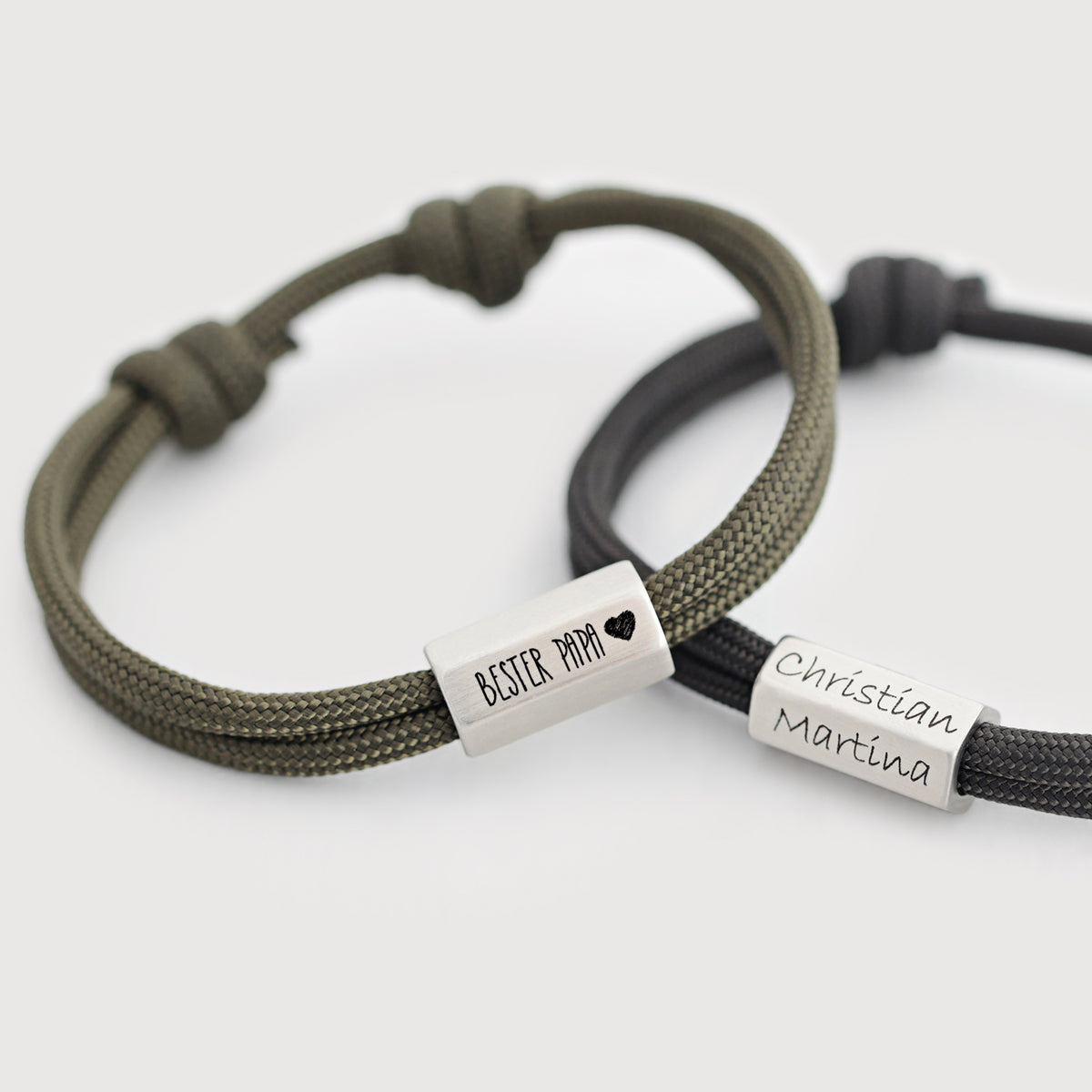 Zwei Herrenarmbänder aus Segeltau mit 6-seitiger Gravurperle in Oliv und Schwarz, graviert mit Namen