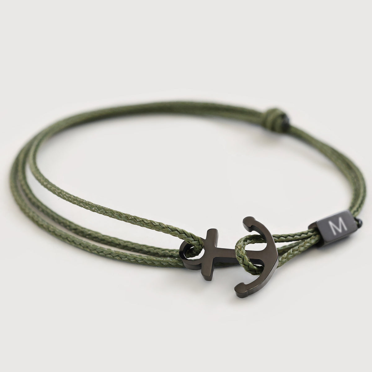 Ankerhaken Nylon Armband mit Gravur in Olivgrün – schwarzer Anker mit Initiale M am Verschlussteil