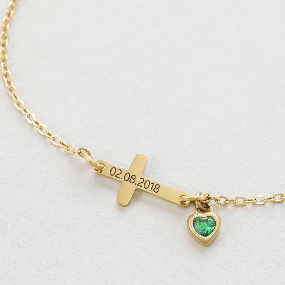 Kreuzarmband mit Herz-Geburtsstein – goldenes Armband graviert mit Datum '02.08.2018', Nahaufnahme