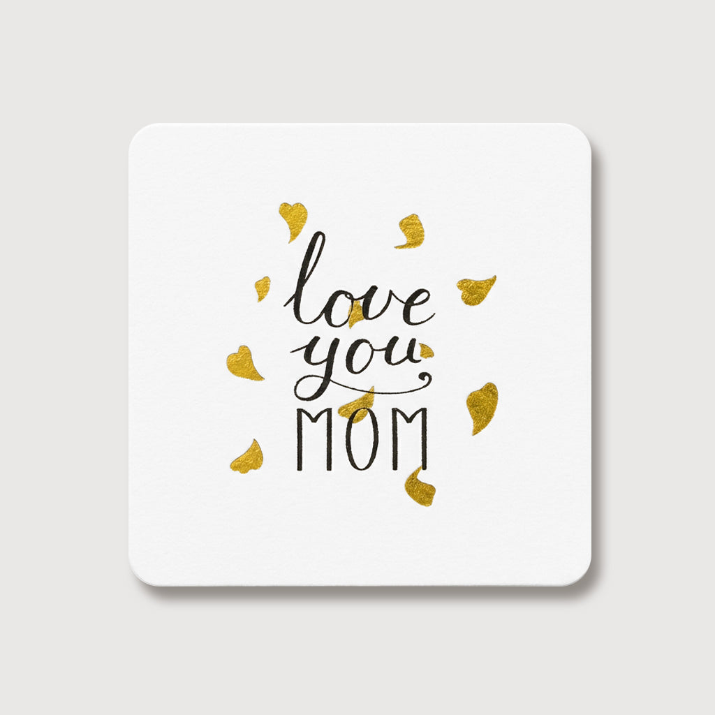 Grußkarte für Mama „love you MOM“ mit schwarzer Schrift und goldenen Herz-Konfetti