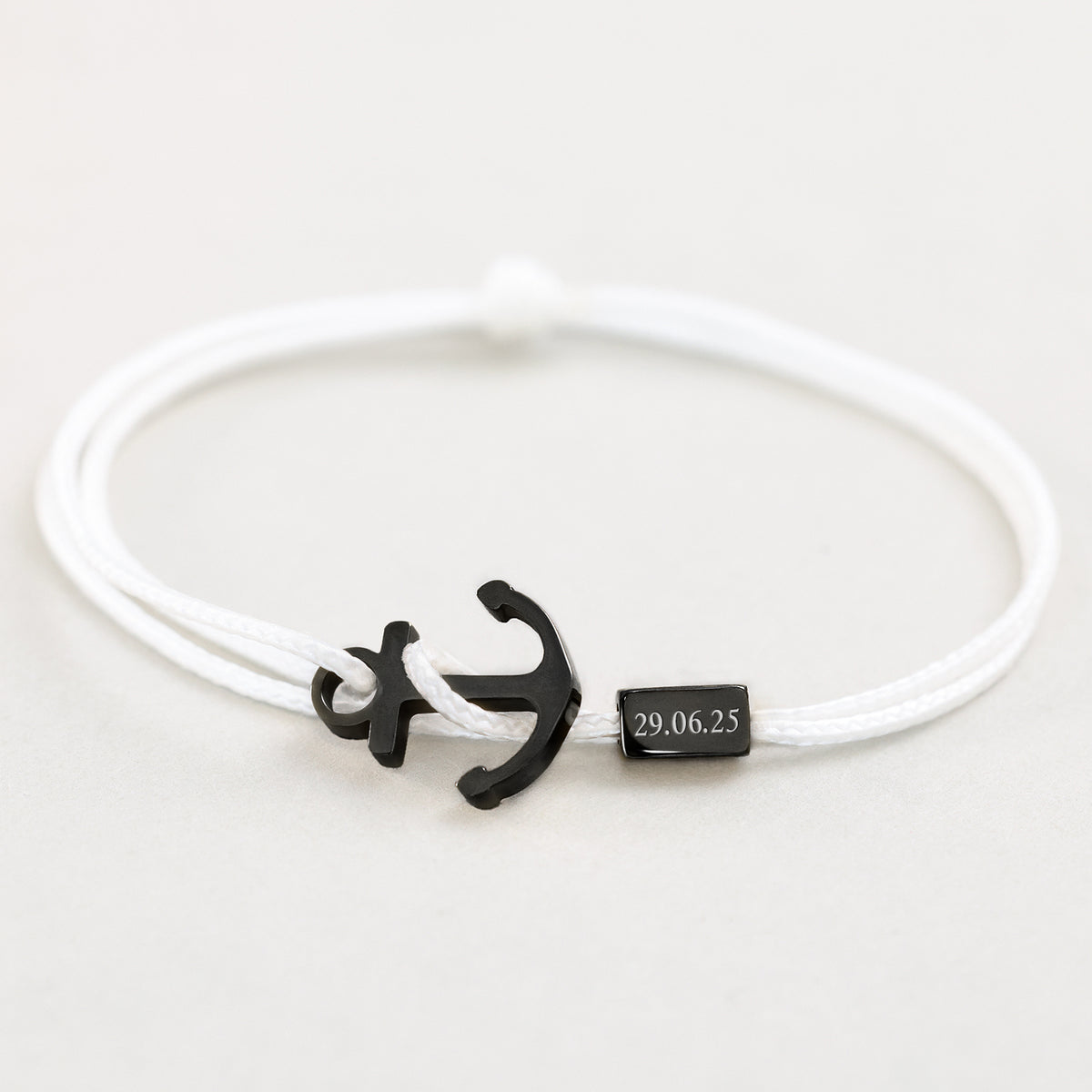 Unisex Armband mit Gravur & Ankerhaken in Weiß – schwarzer Anker mit Datumsgravur 29.06.25