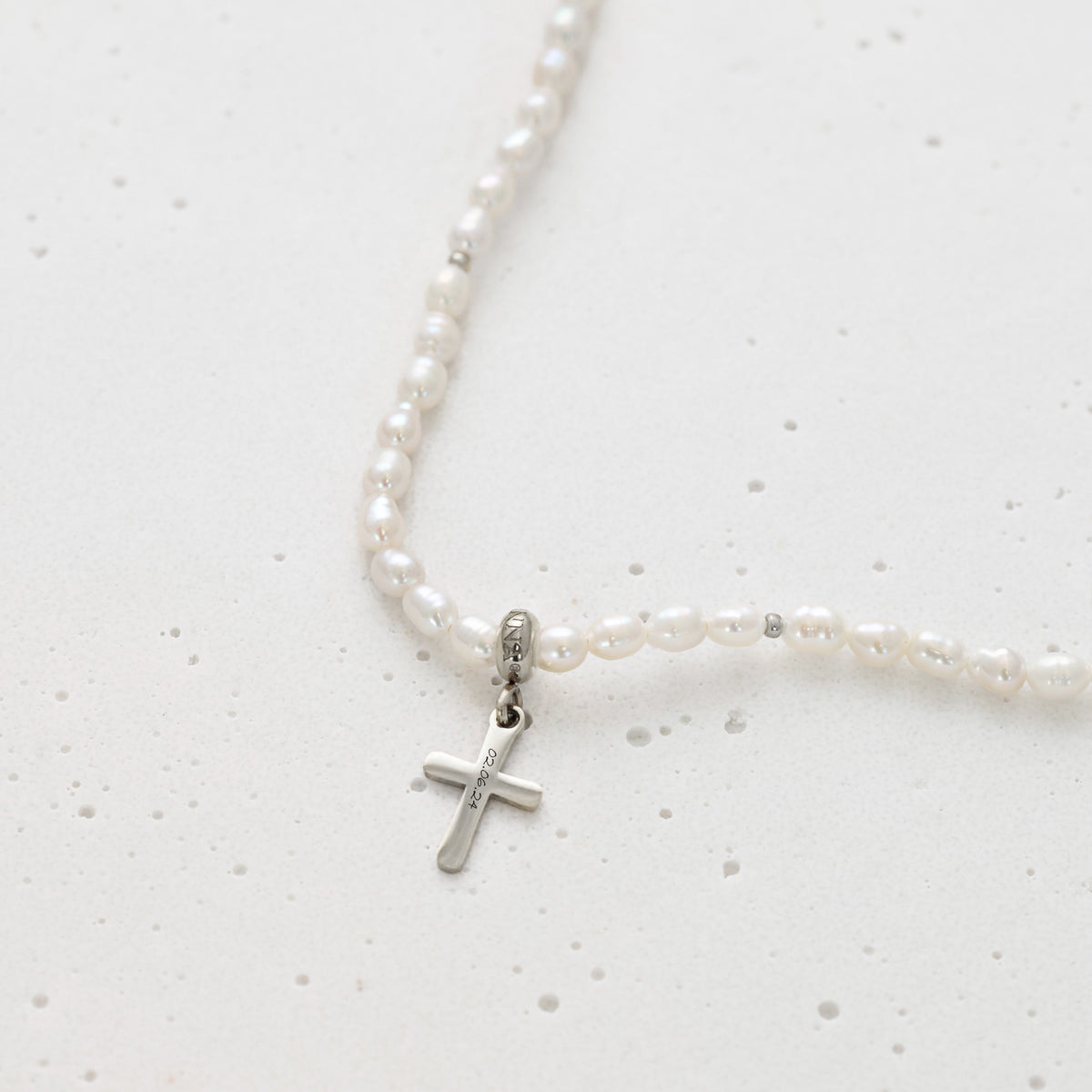 Süßwasserperlen Halskette mit Kreuz in Silber, graviert mit Datum, Nahaufnahme
