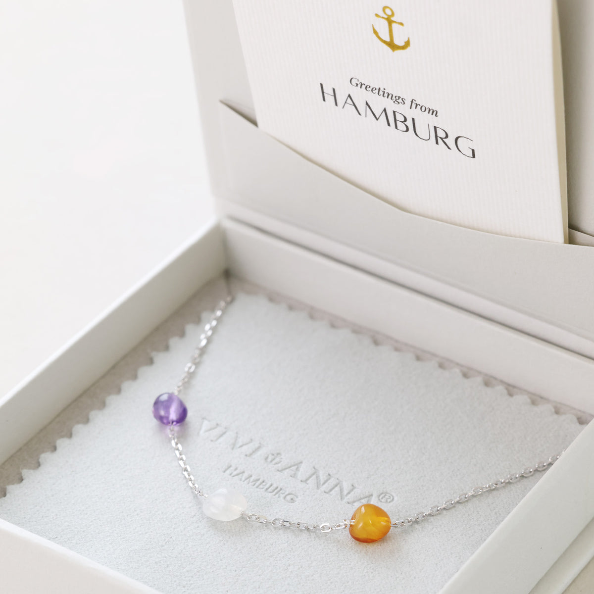 Heilenergie-Kette mit Gravurplättchen in Silber – Kette mit Edelsteinen in weißer Geschenkbox