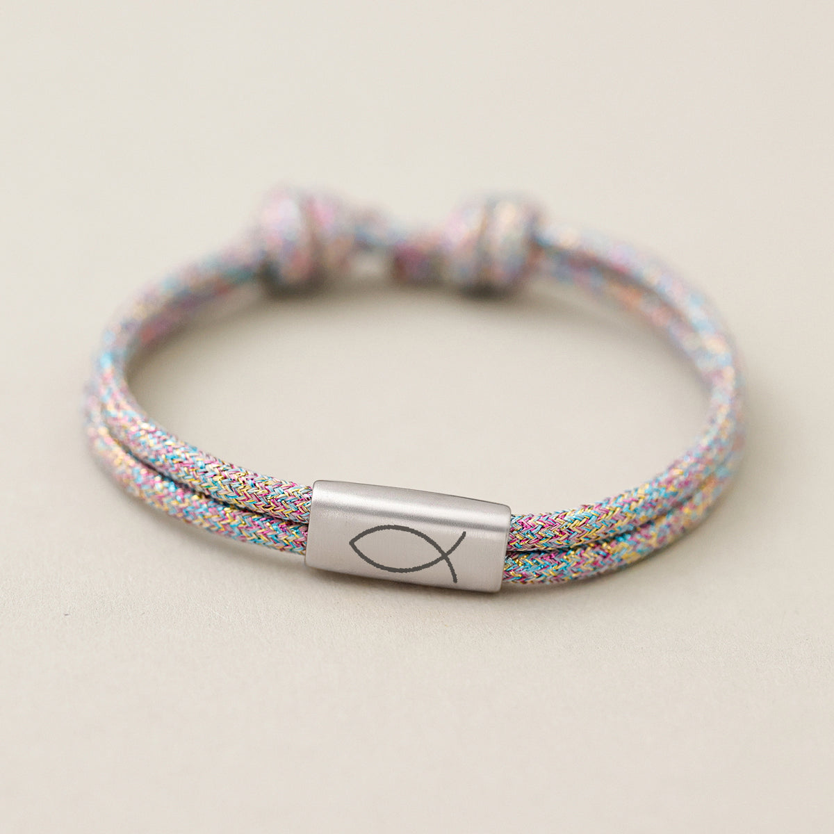 Glitzerndes Segeltau-Armband mit persönlicher Gravur in Bunt – Plättchen mit Ichthys-Fisch-Gravur