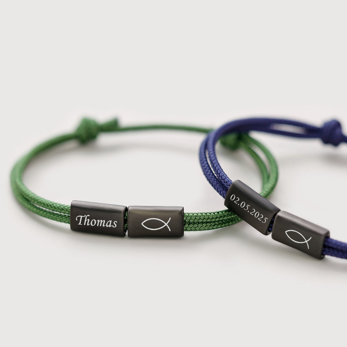Segeltau Armband mit Gravur in Grün und Blau, Plättchen mit Namen, Datum und Fisch-Symbol