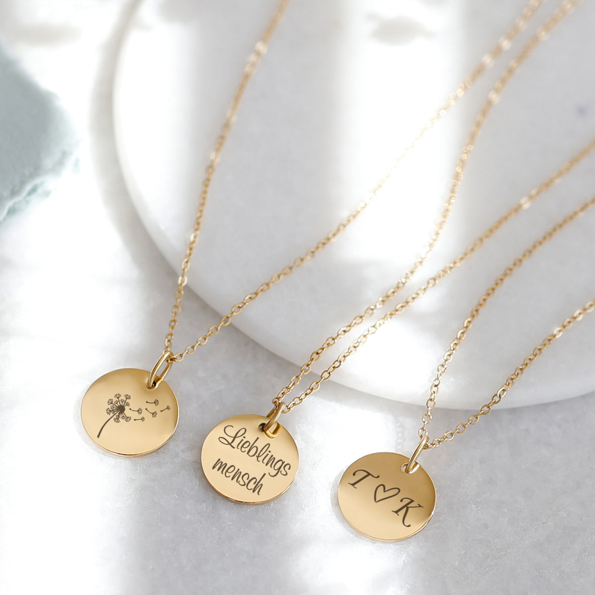 Personalisierte Halskette mit Gravur – drei Goldplättchen mit Pusteblume, Lieblingsmensch-Schriftzug und Initialen