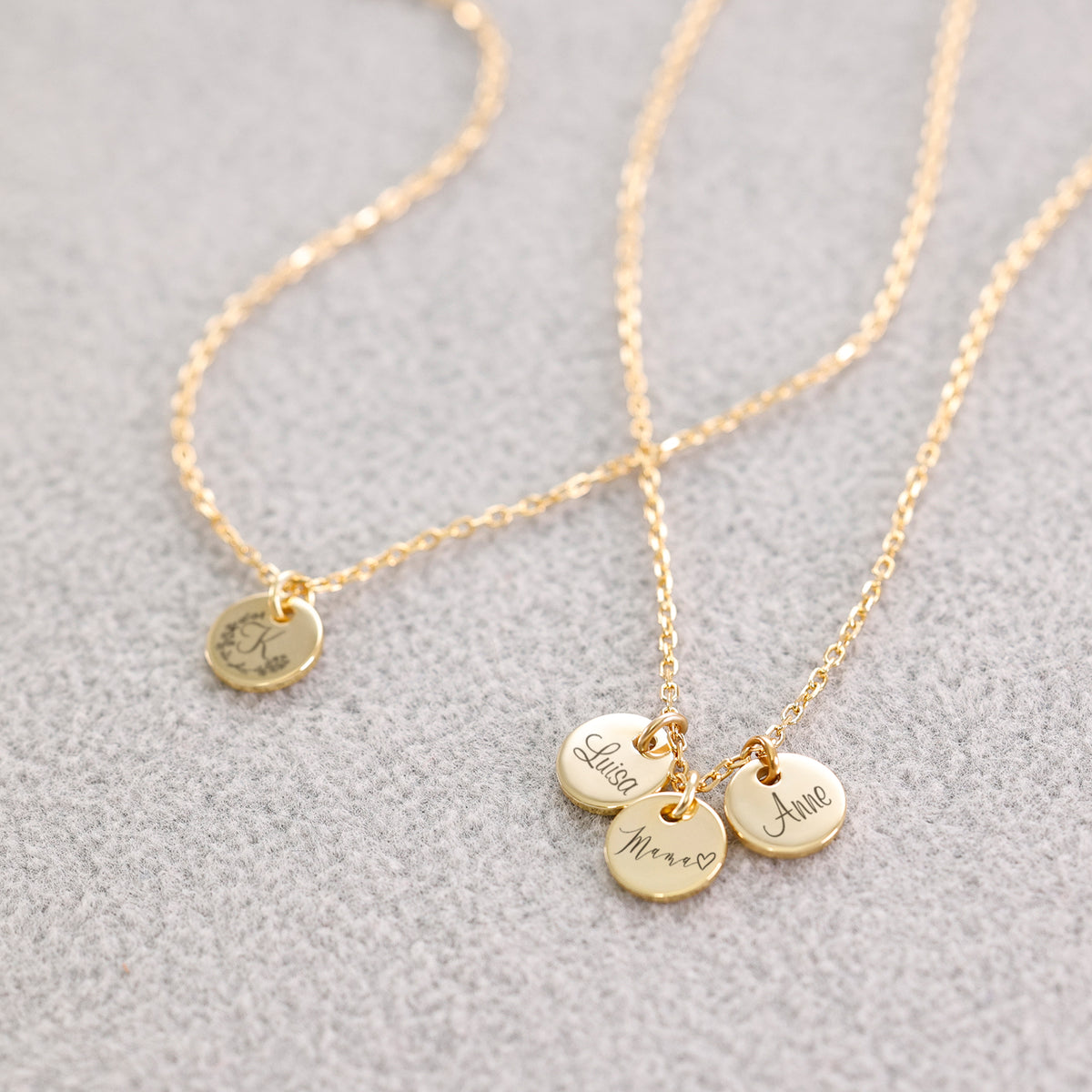 Personalisierte Kette mit rundem Plättchen in Gold – drei Anhänger mit Initiale, 'Luisa' und 'Anne' graviert