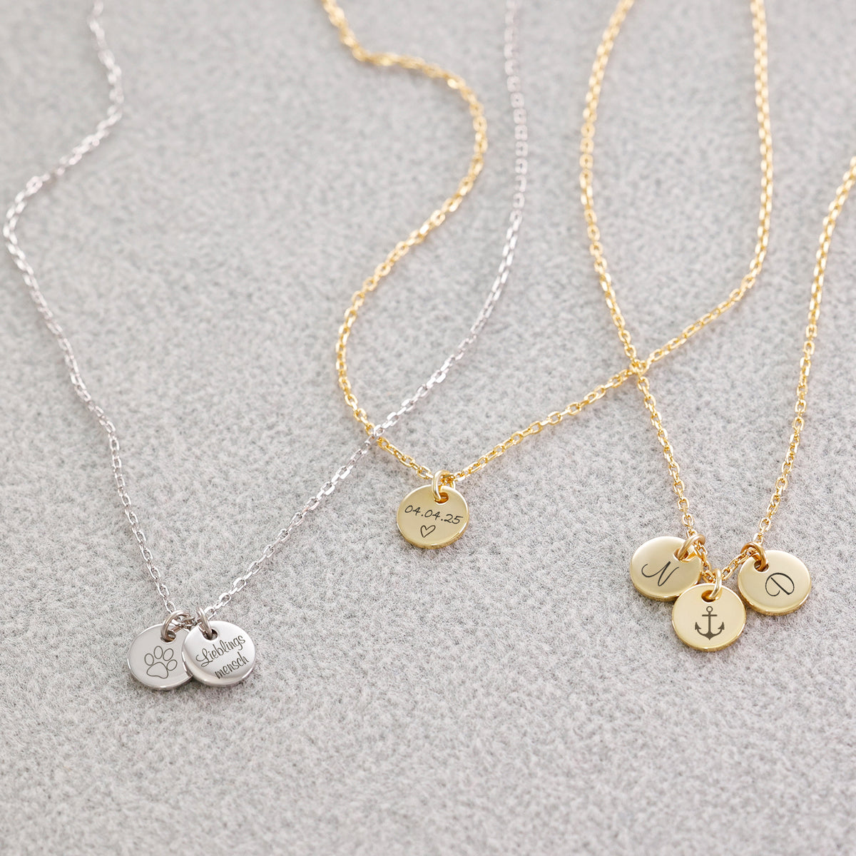 Personalisierte Kette mit rundem Plättchen – drei Varianten in Silber und Gold mit Pfote, Datum und Initialen graviert