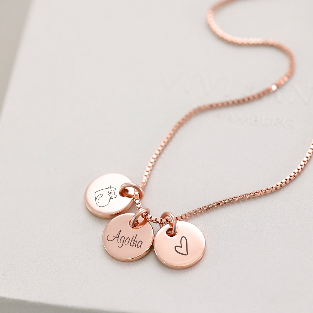 Mini-Plättchen-Namen Box Kette 925er Sterling Silber – roségoldene Kette mit Katzenmotiv, Name und Herz