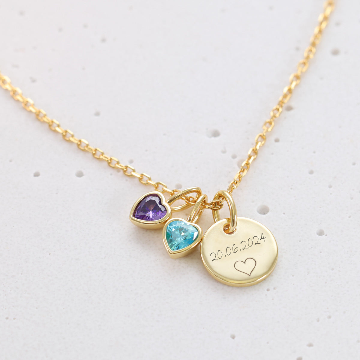 Personalisierte Kette mit zwei Herz-Geburtssteinen in Gold, graviert mit Datum 20.06.2024 und Herz