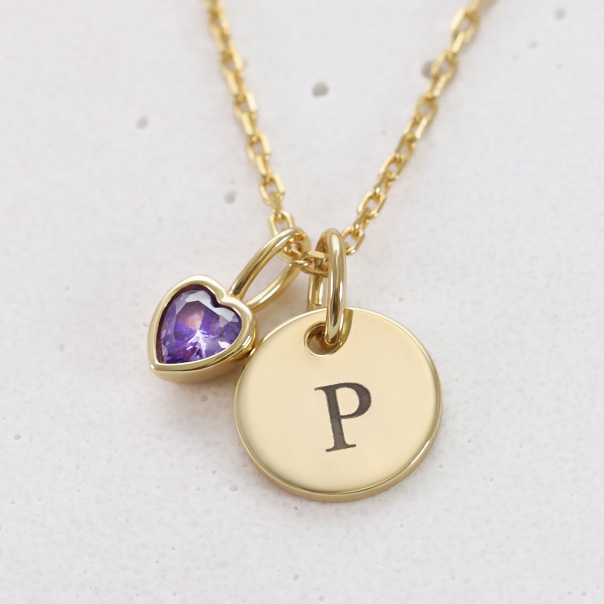 Personalisierte Kette mit Herz-Geburtsstein in Gold, graviert mit Initiale 'P', Nahaufnahme