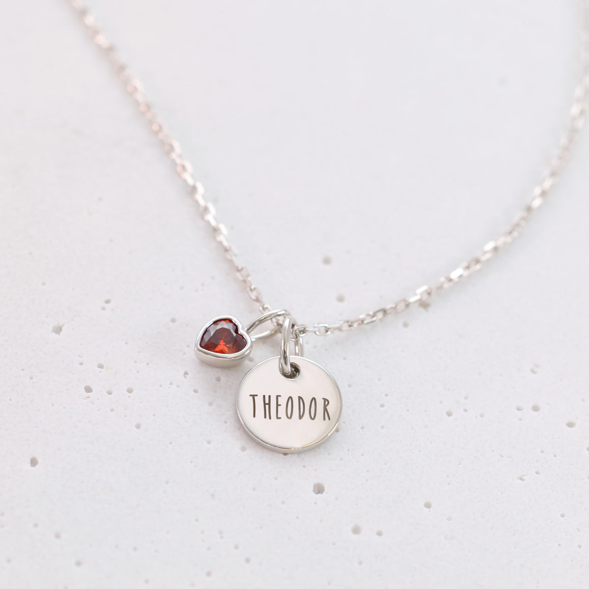 Personalisierte Kette mit Herz-Geburtsstein in Silber, graviert mit Namen 'Theodor'