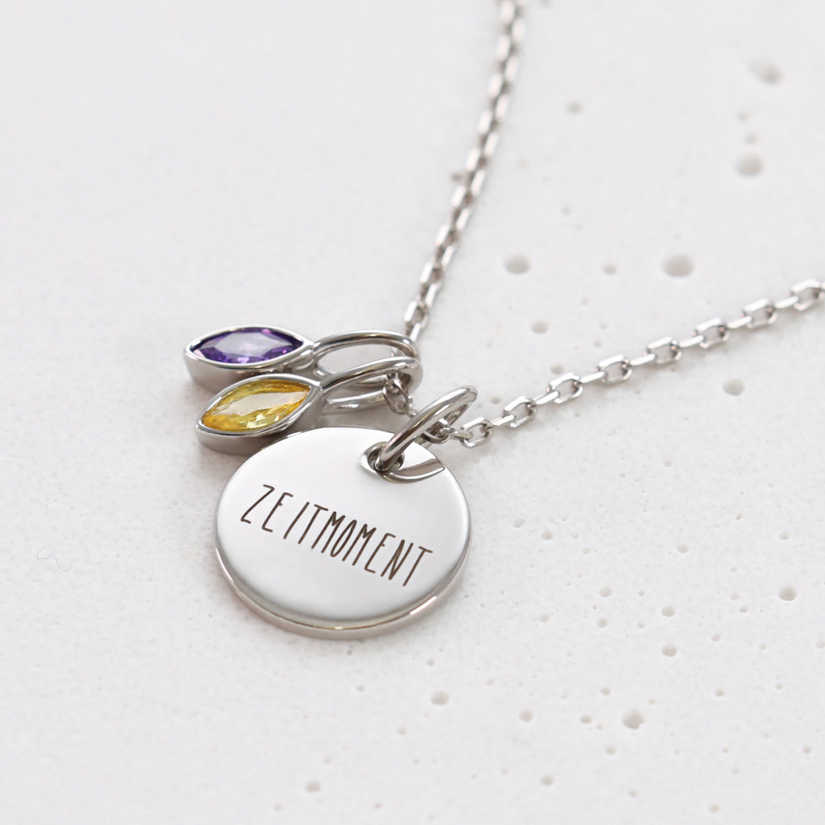 Personalisierte Kette mit zwei Navette-Geburtssteinen in Silber, graviert mit 'Zeitmoment'