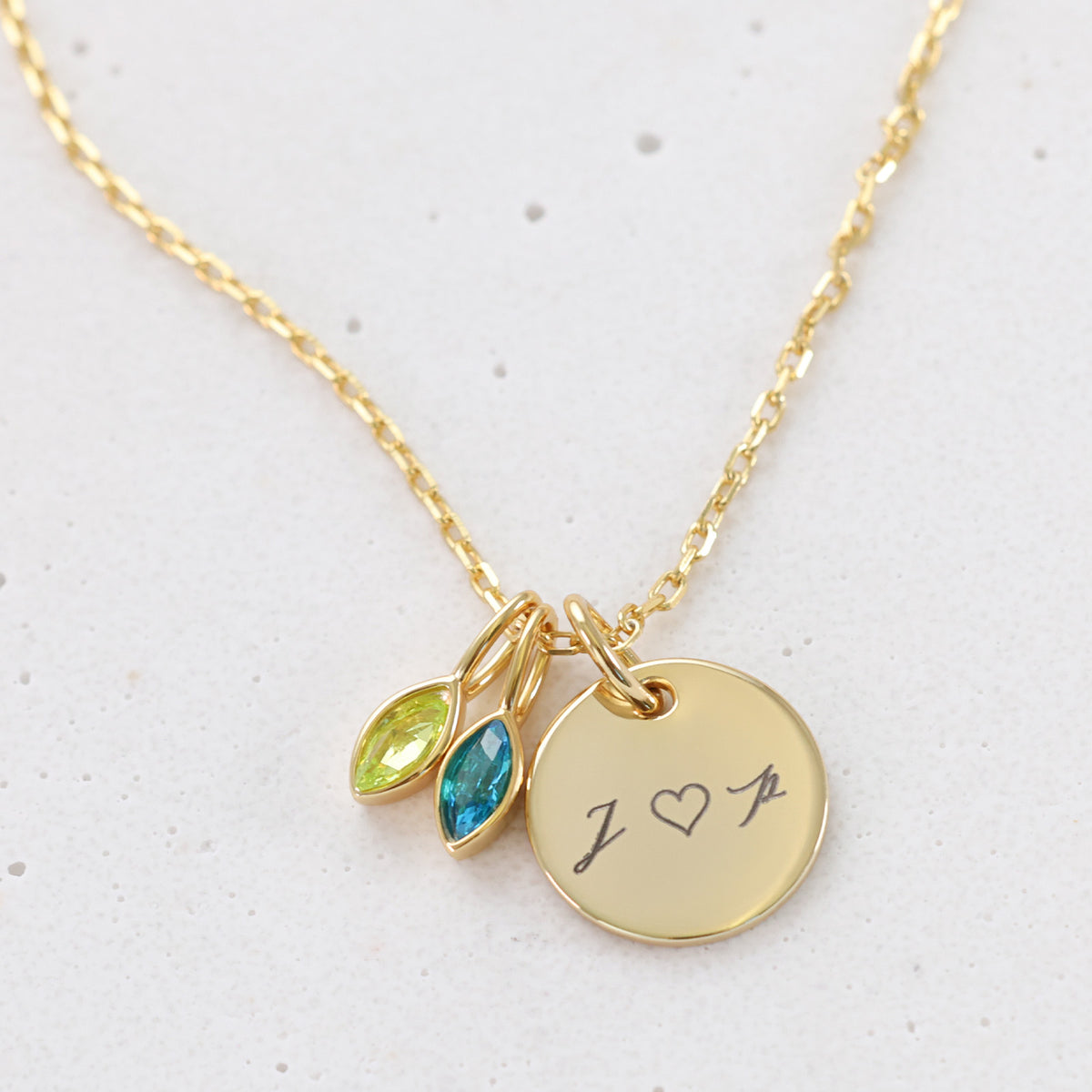Personalisierte Kette mit zwei Navette-Geburtssteinen in Gold, graviert mit 'J ♥ P'