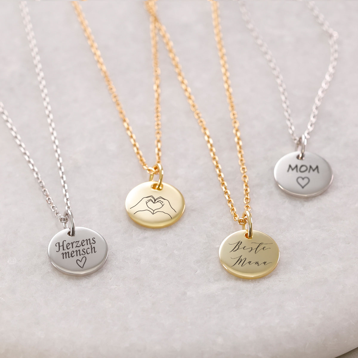 Plättchen-Kette für Mama in vier Varianten: Silber 'Herzensmensch', Gold-Herzhände, 'Beste Mama' und 'MOM'