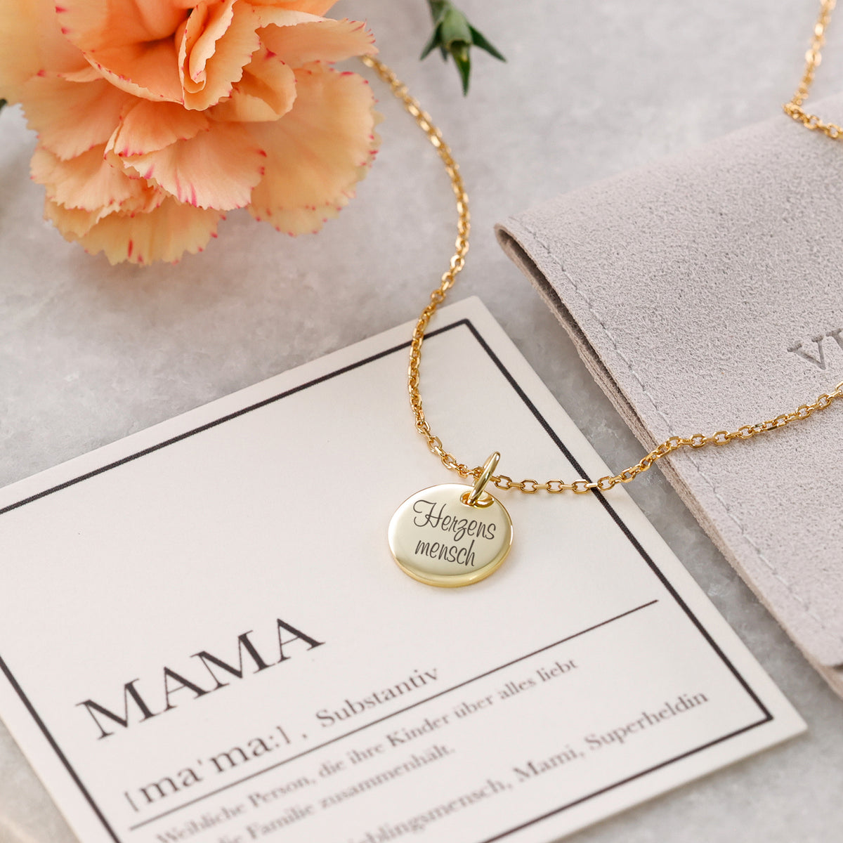 Plättchen-Kette für Mama in Gold mit Gravur 'Herzensmensch', Blume und Bedeutungskarte 'Mama'