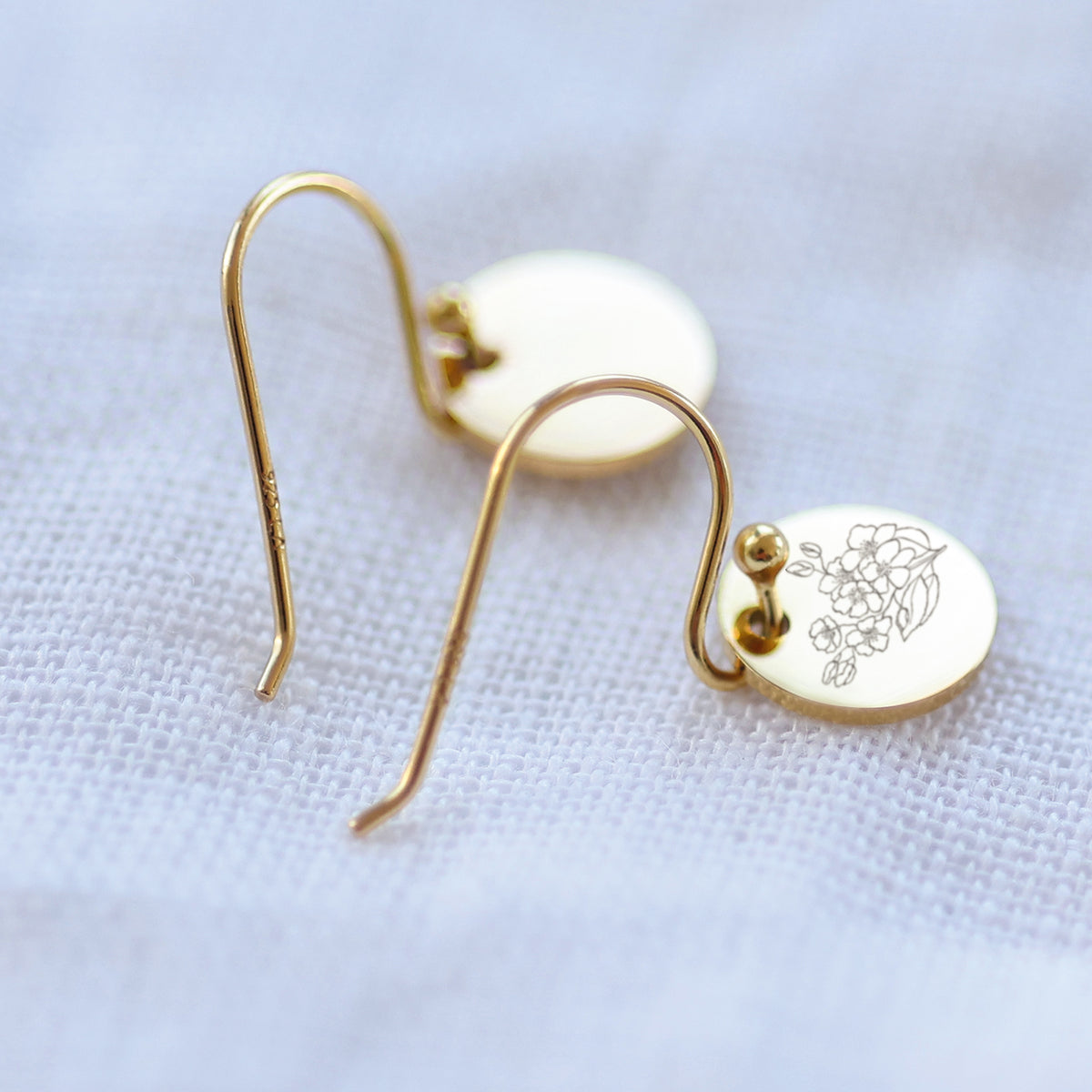 Geburtsblumen-Ohrringe in Gold – Vorder- und Rückseite mit Gravur im Detail