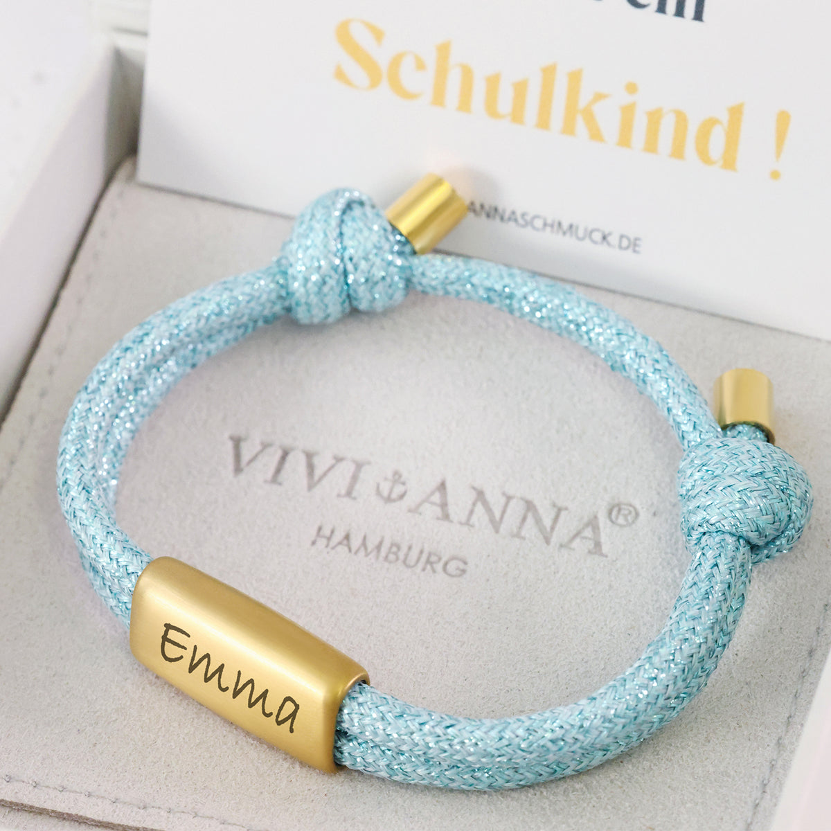 Glitzerndes Segeltau-Armband mit persönlicher Gravur in Hellblau, Gravur Emma, mit Einschulungskarte Schulkind