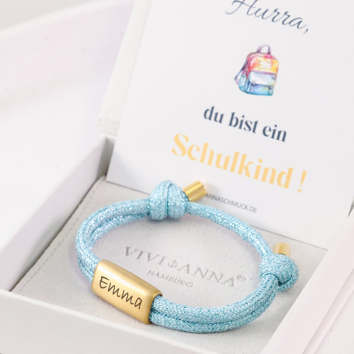 Glitzerndes Segeltau-Armband mit persönlicher Gravur in Hellblau, Gravur Emma, in Box mit Einschulungskarte