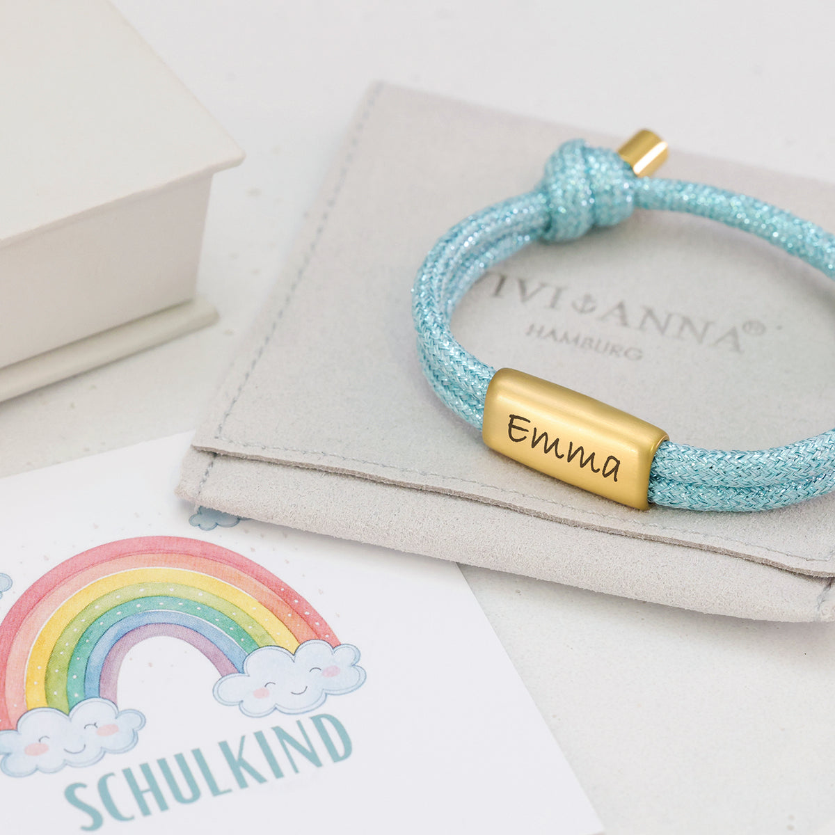 Glitzerndes Segeltau-Armband mit persönlicher Gravur in Hellblau, Gravur Emma, mit Regenbogen-Einschulungskarte und Etui