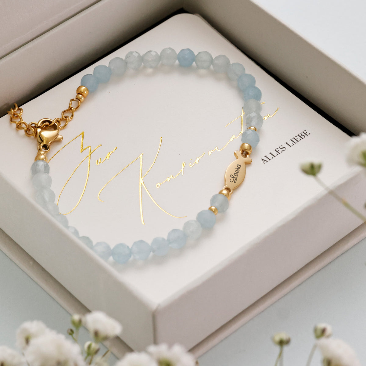 Aquamarin Ichthys-Armband in Geschenkbox mit goldener Karte 'Zur Konfirmation', Fisch-Anhänger graviert 'Laura'