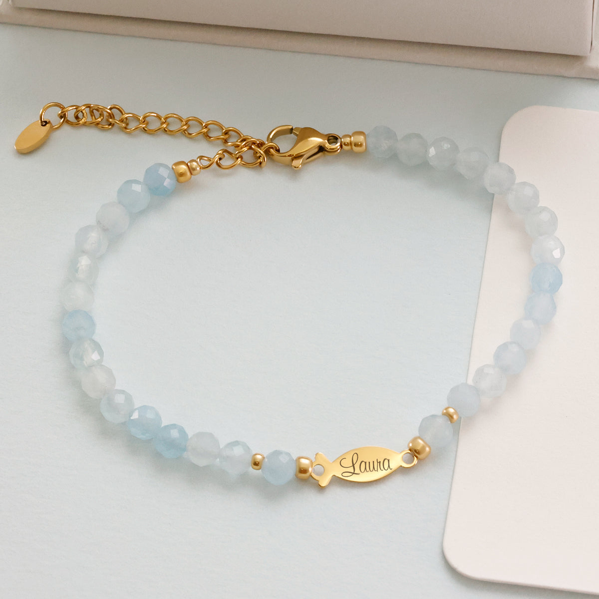 Aquamarin Ichthys Armband mit Fisch-Anhänger graviert „Laura“, auf weißer Grußkarte