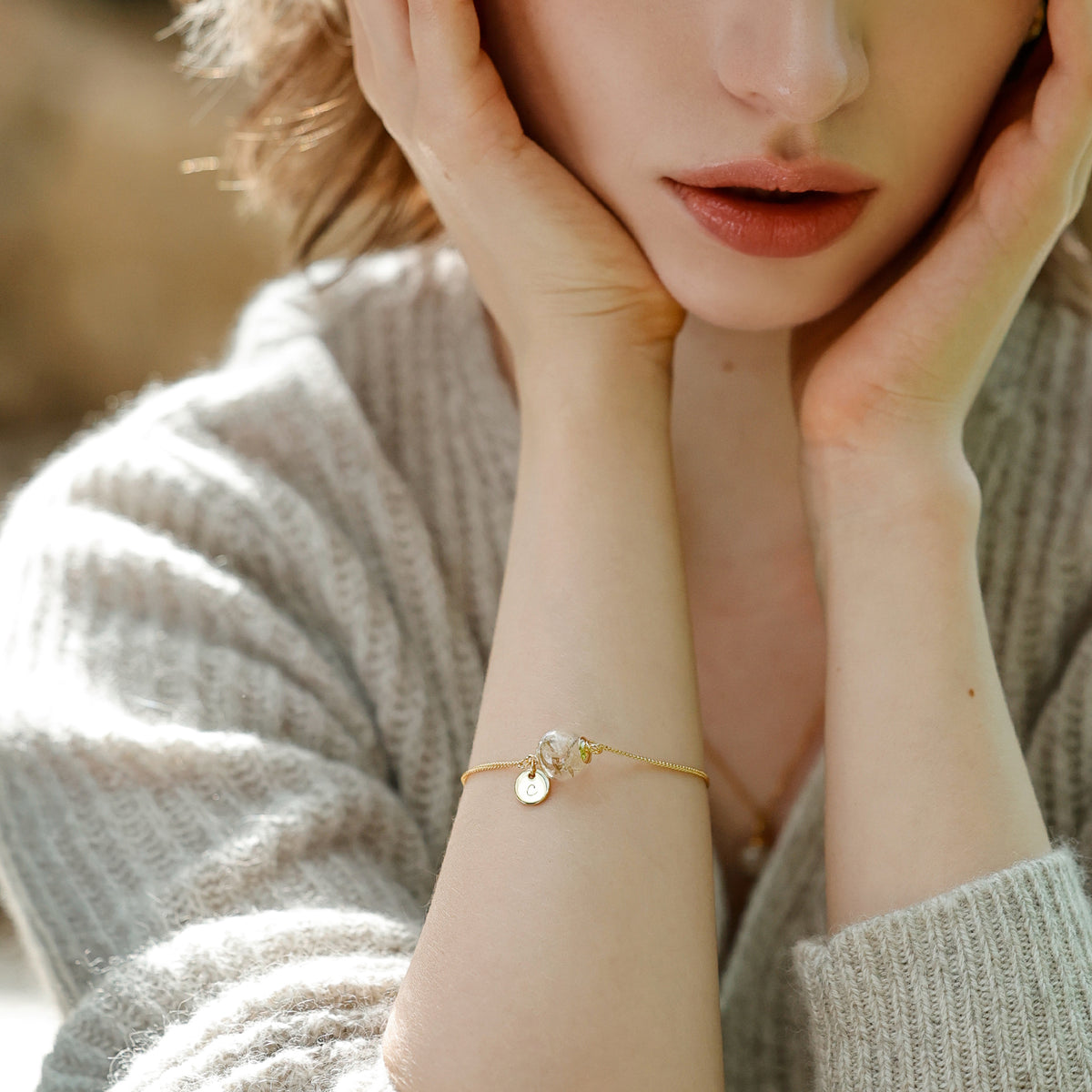 Nahaufnahme des Armband-Verschlusses mit VIVIANNA-Markenanhänger in Silber