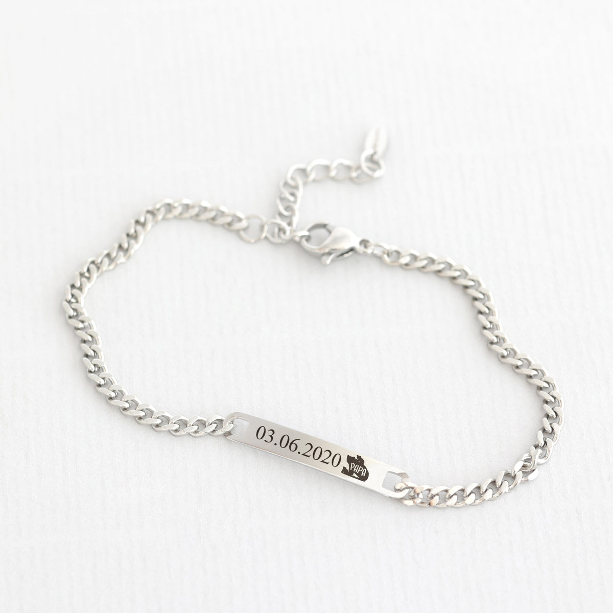 Personalisiertes Armband in Silber mit Verlängerungskette, Plättchen mit Datum und Pfotenmotiv