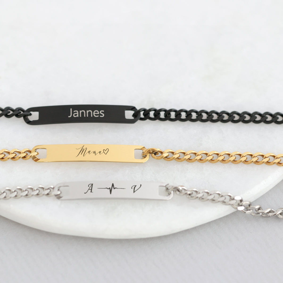 Drei personalisierte Unisex Armbänder in Schwarz, Gold und Silber mit gravierten Namen
