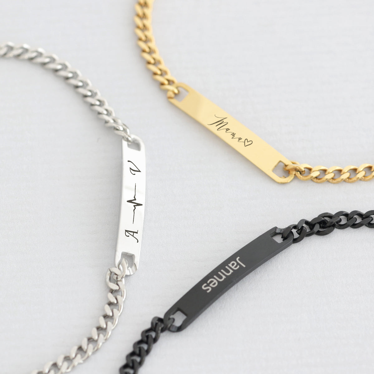Drei personalisierte Unisex Armbänder in Silber, Gold und Schwarz mit unterschiedlichen Gravuren