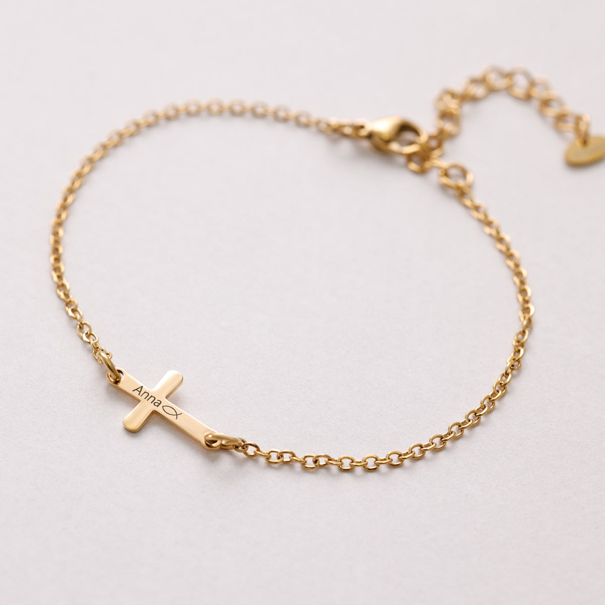 Kreuz-Armband mit Gravur in Gold, Kreuz graviert mit Namen 'Anna' und Ichthys-Symbol