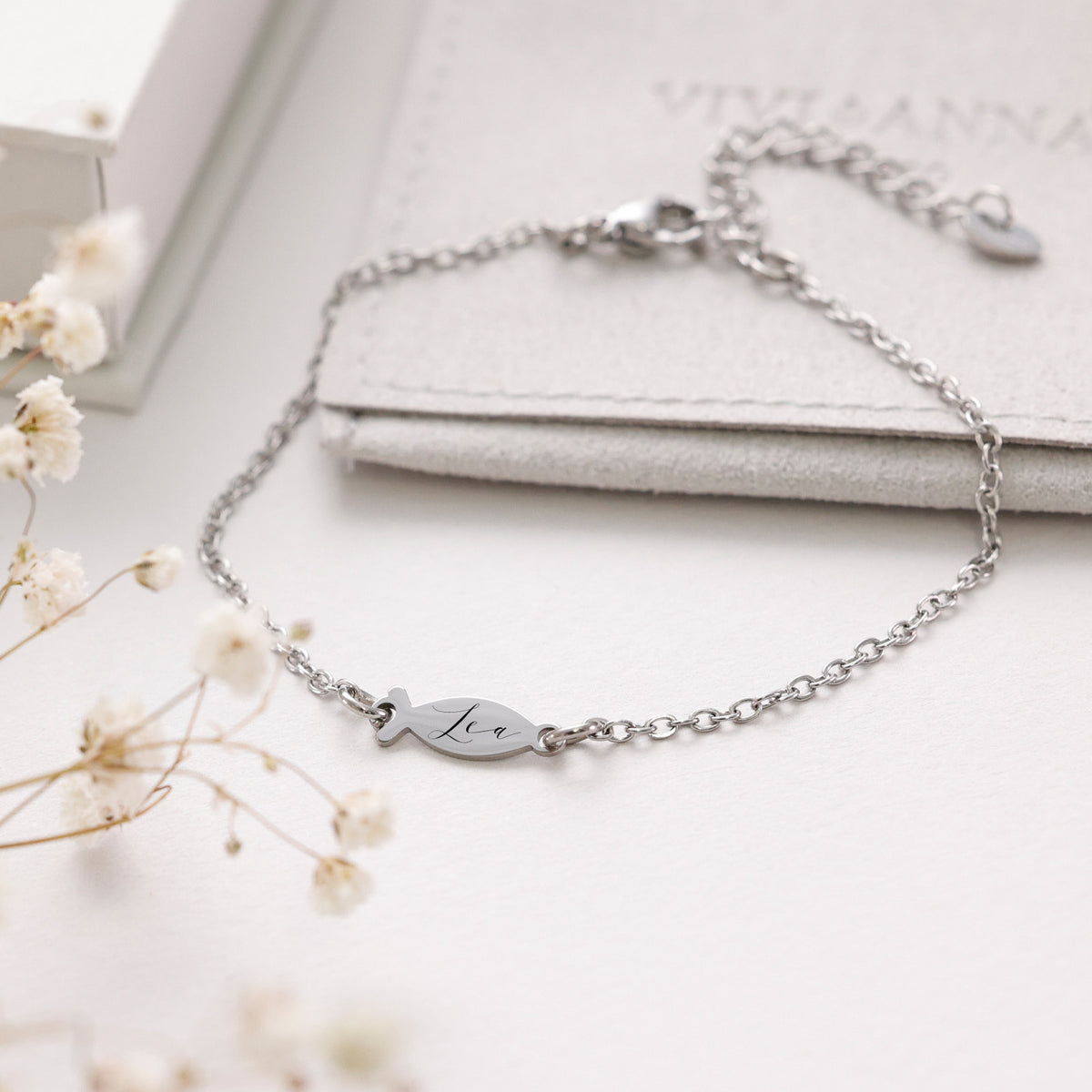 Ichthus-Armband mit Gravur in Silber, Fischanhänger graviert mit Namen 'Lea'