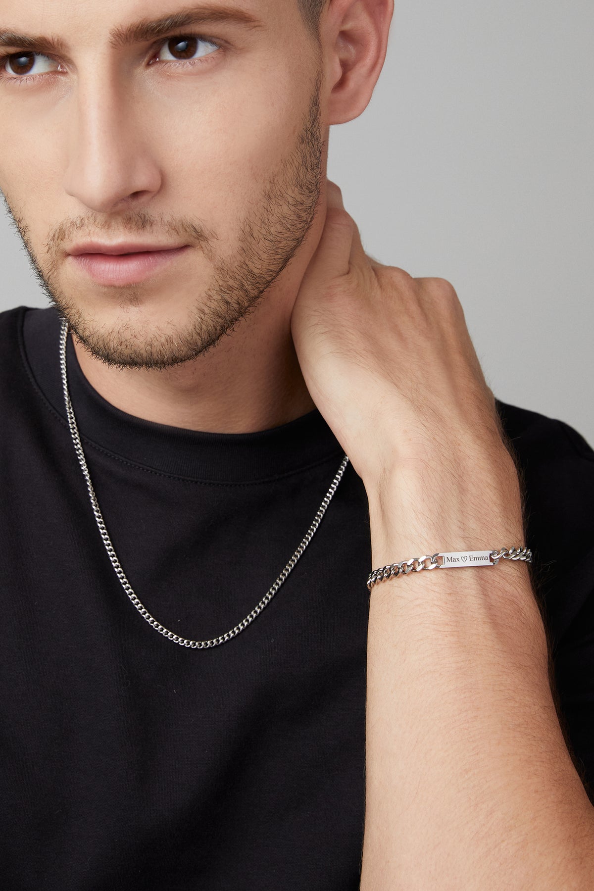 Mann trägt silbernes Panzerarmband mit Gravur Max und Emma und passende Halskette