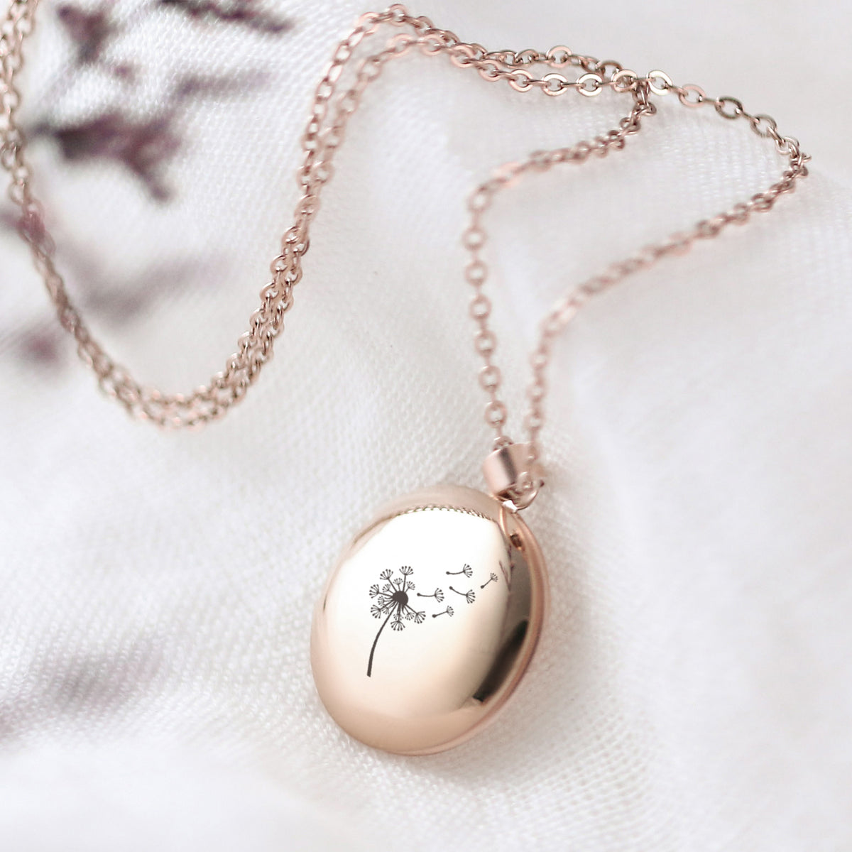 Medaillon Kette mit personalisierter Gravur in Roségold – ovales Medaillon mit graviertem Pusteblumenmotiv