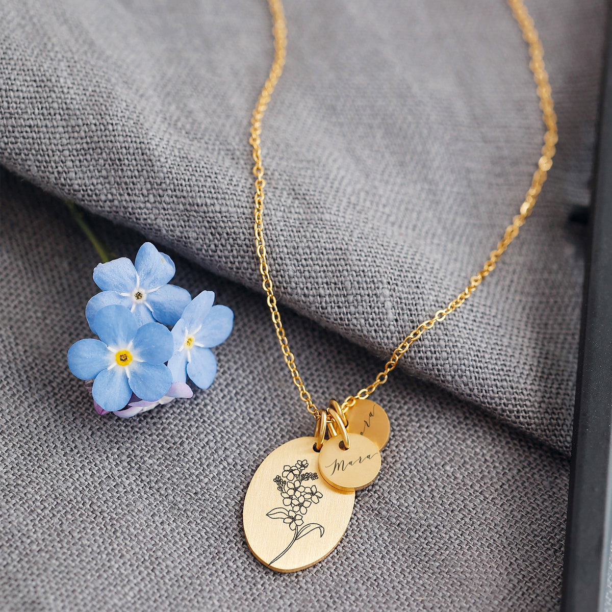 Personalisierte Kette mit ovalem Anhänger & Namensplättchen in Gold – Blumenmotiv mit Gravur 'Mira'