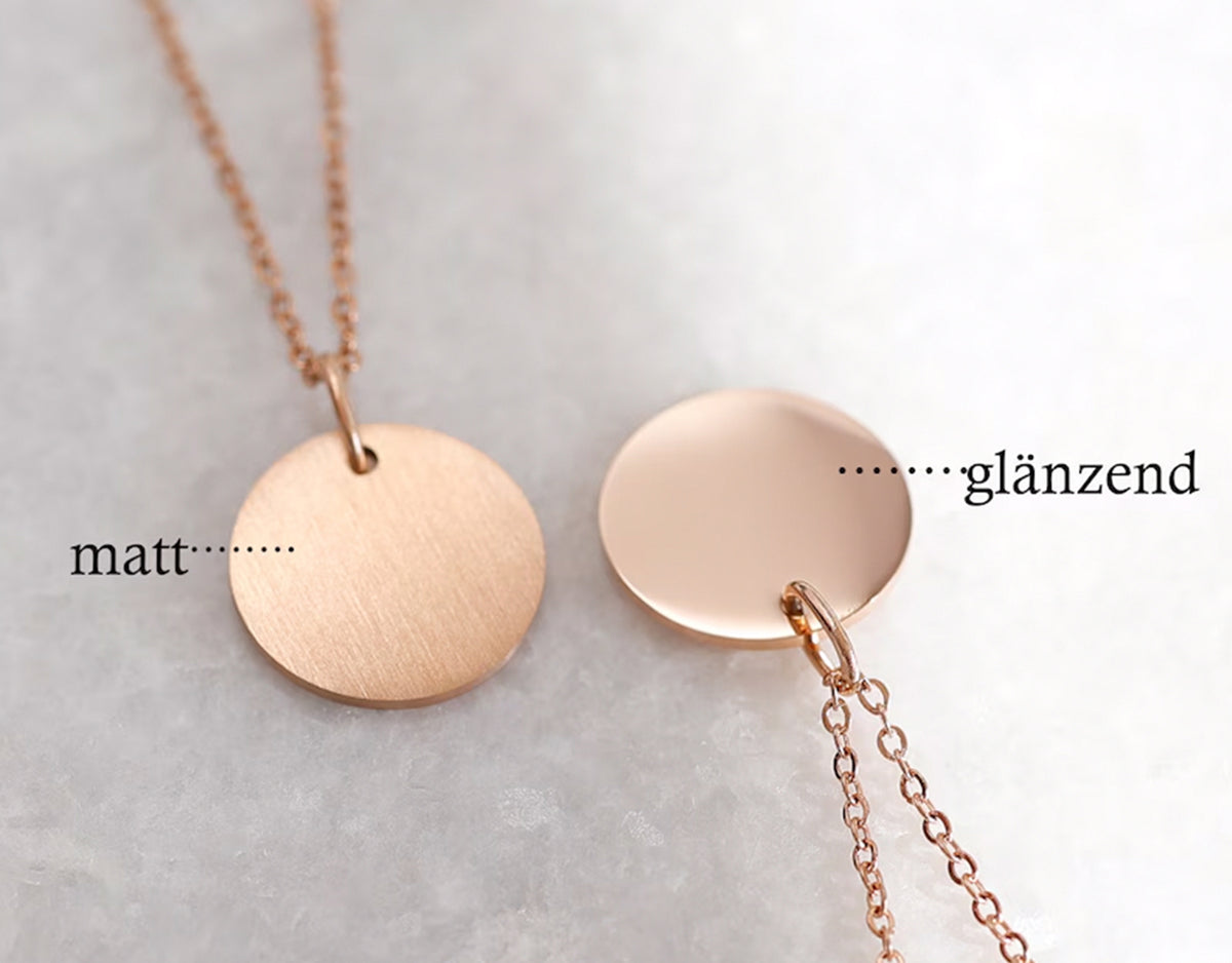 Personalisierte Familienkette in Roségold – Vergleich zwischen mattem und glänzendem Plättchen