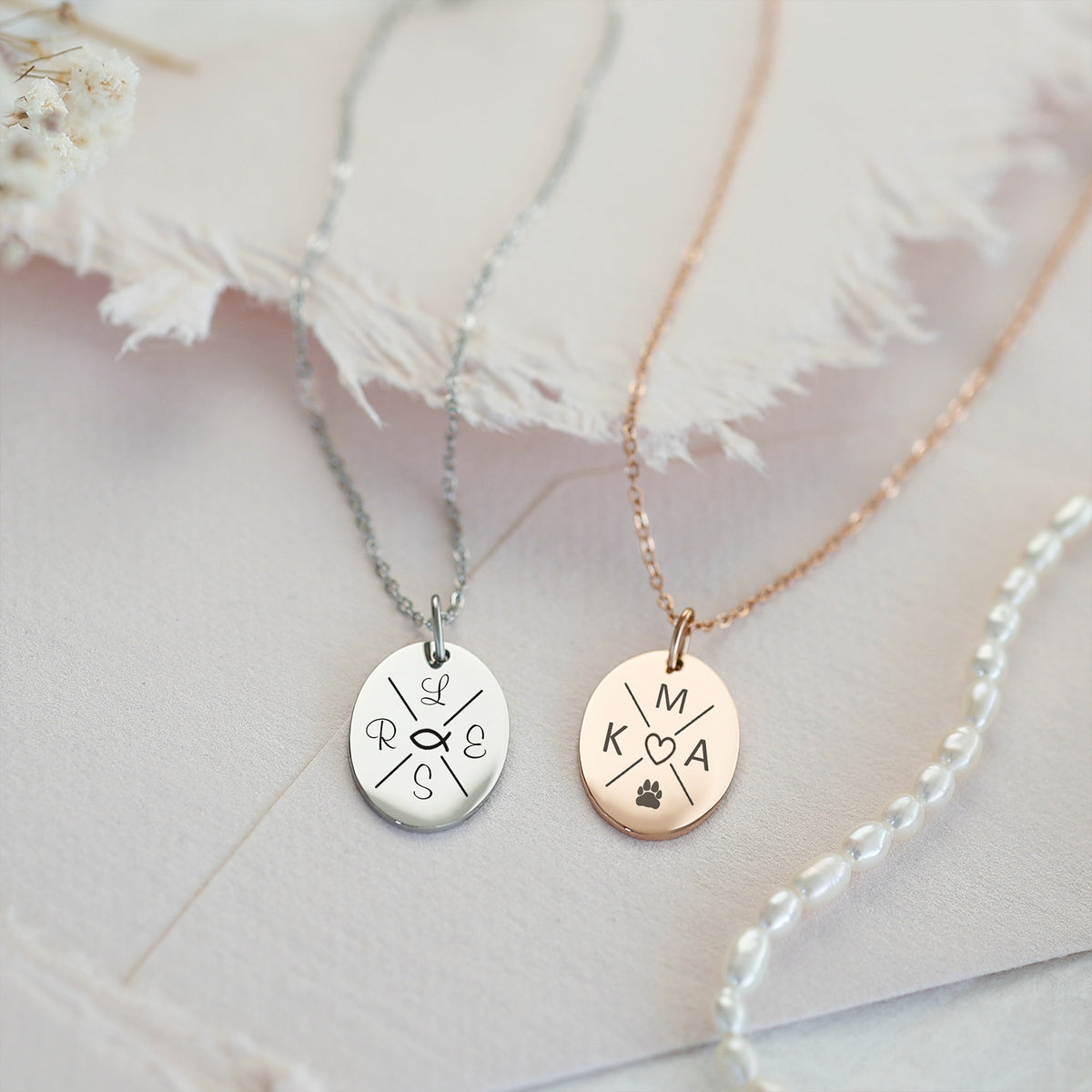 Zwei Ketten mit graviertem Ovalanhänger in Silber und Roségold, mit Initialen und Herzmotiv
