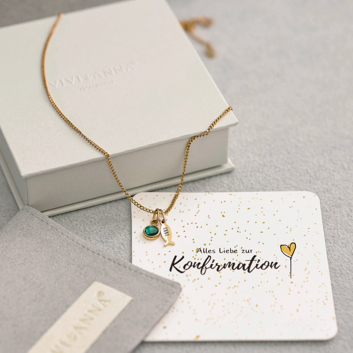 Ichthys Kette mit Geburtsstein – goldener Fisch-Anhänger mit grünem Geburtsstein auf Konfirmationskarte in Box