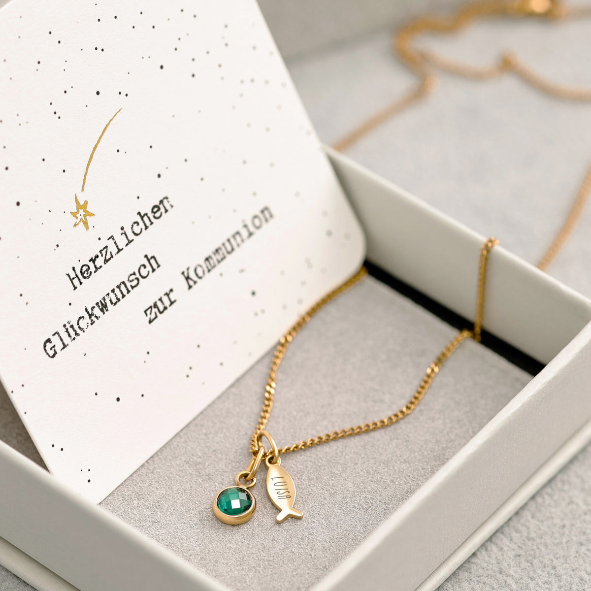 Ichthys Kette mit Geburtsstein – goldener Fisch-Anhänger graviert 'Luisa' auf Kommunionkarte in Geschenkbox