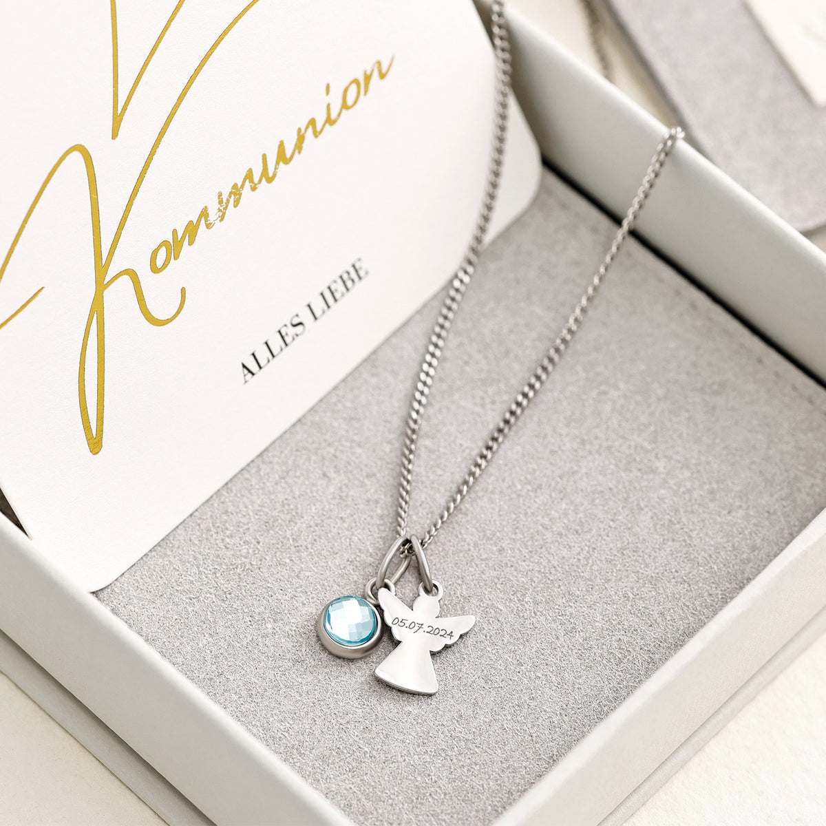 Schutzengel Kette mit Geburtsstein – silberner Engel-Anhänger mit blauem Stein auf Kommunionkarte in Geschenkbox