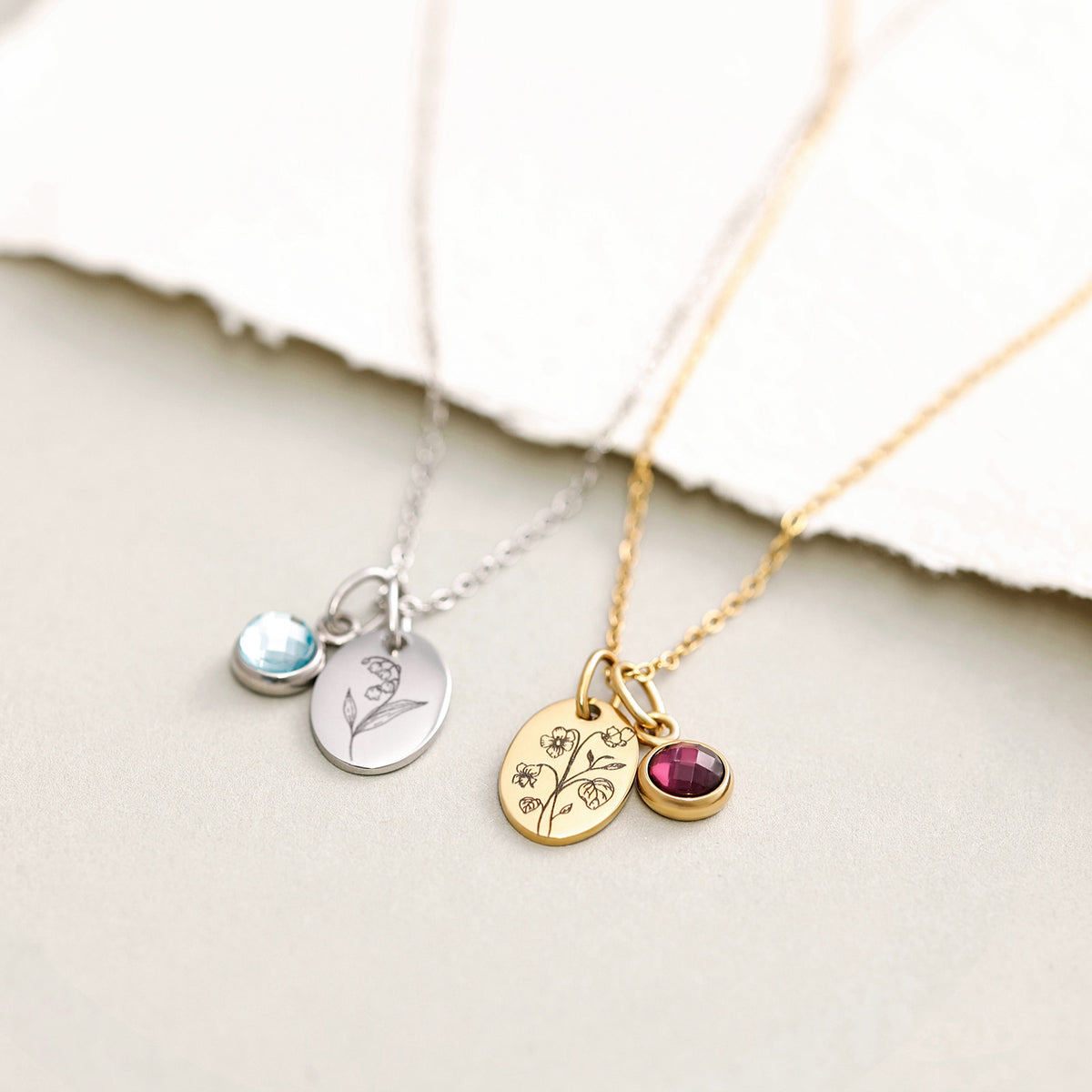Ovales Plättchen-Kette mit Geburtsblume & Geburtsstein in Silber und Gold im Vergleich