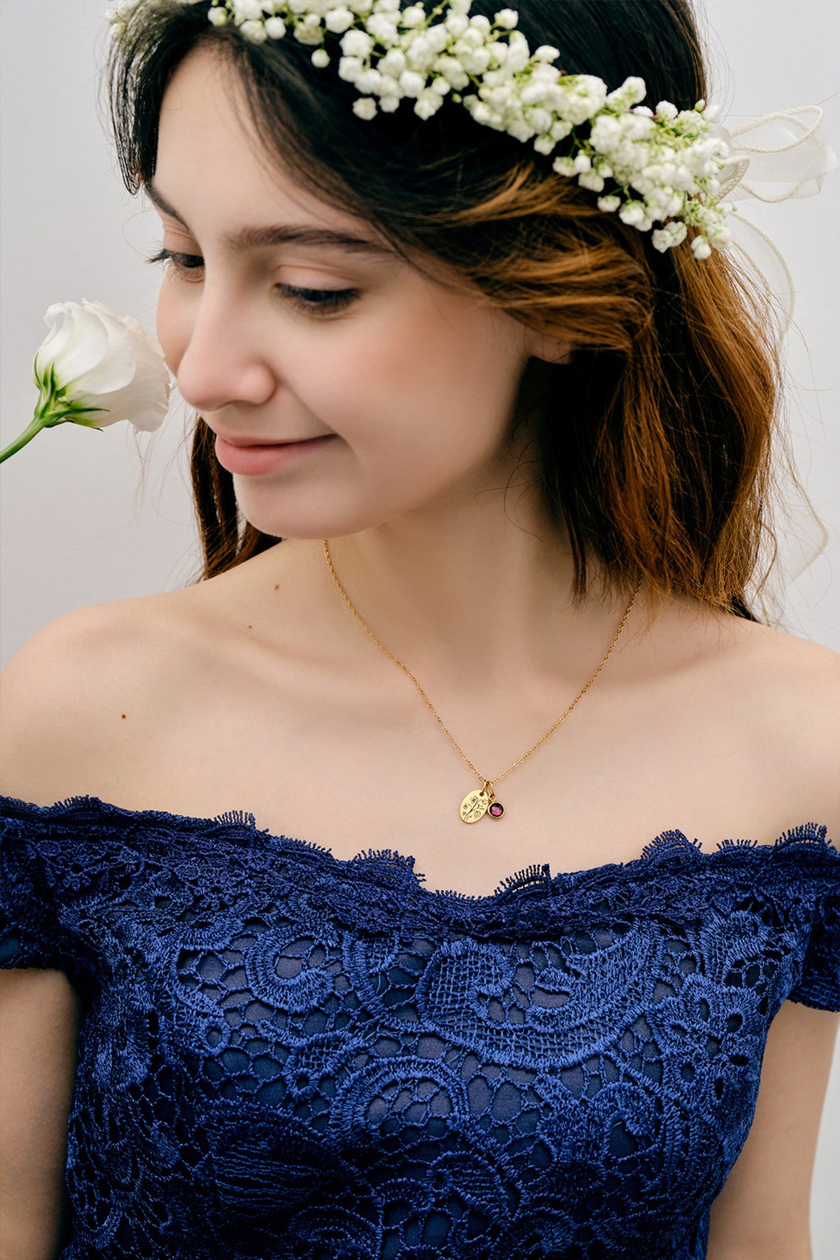 Model mit Blumenkranz trägt Ovales Plättchen-Kette mit Geburtsblume & Geburtsstein in Gold