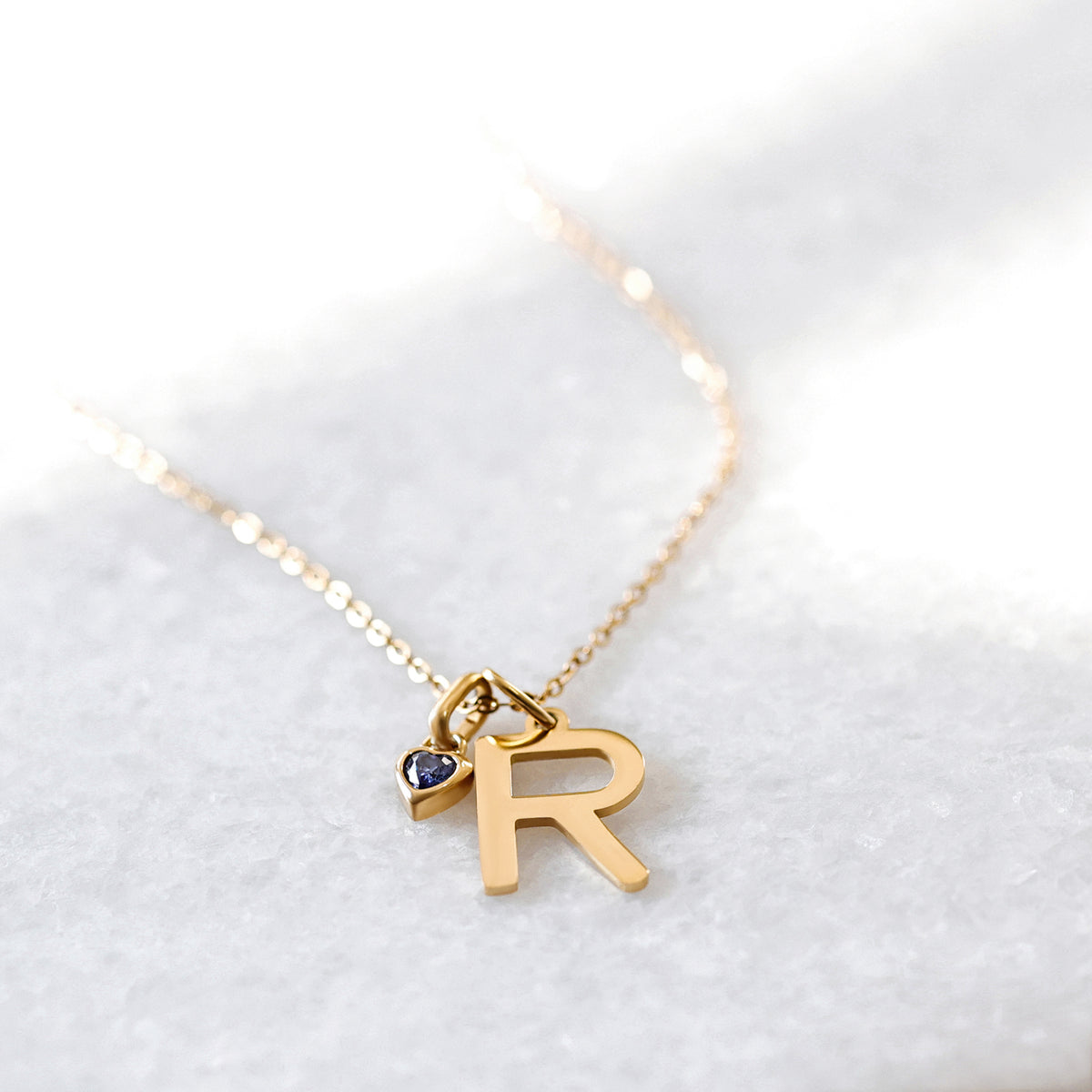 Initialen Kette mit Herz-Zirkonia – Anhänger mit Buchstabe R und blauem Herzstein, Nahaufnahme