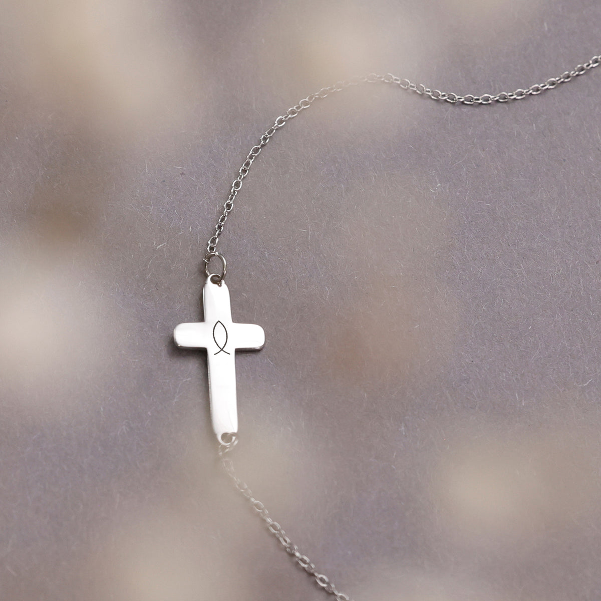 Kreuz-Kette mit Wunschgravur in Silber, mit graviertem Fisch-Symbol