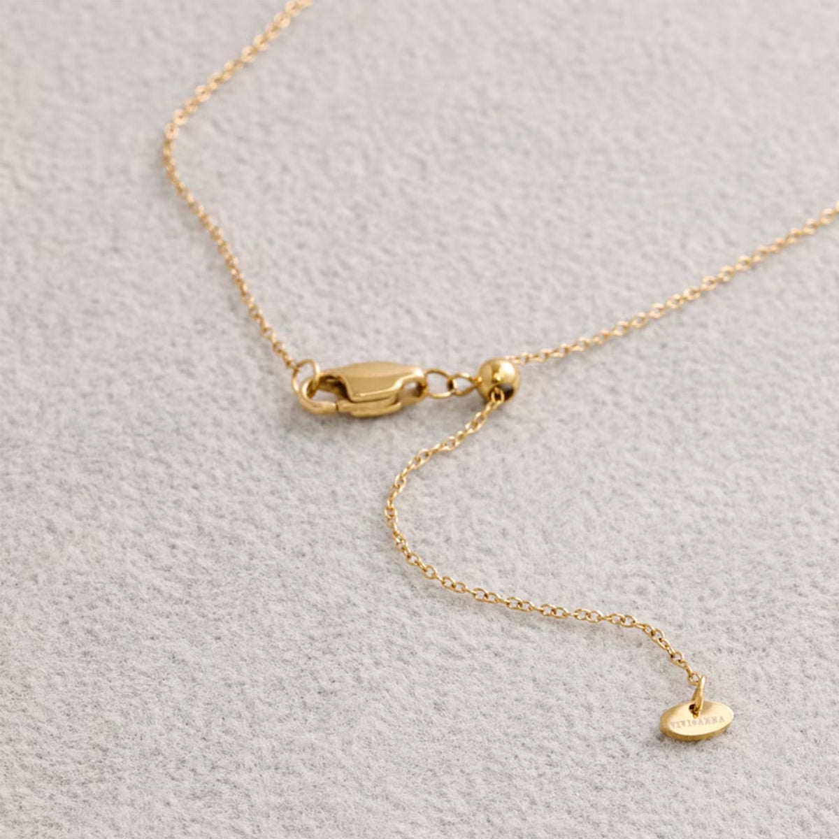 Kreuz-Kette mit Wunschgravur in Gold, Detailansicht von Verschluss und Verlängerungskette
